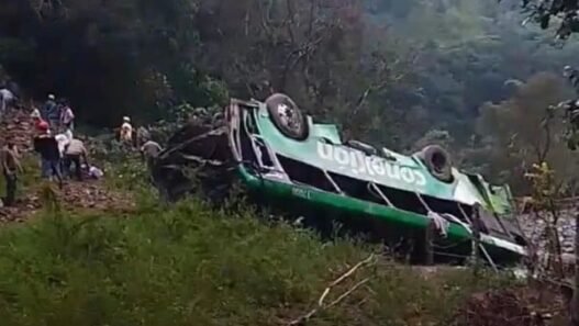 Volcadura de autobús en Veracruz deja 8 muertos y 19 heridos