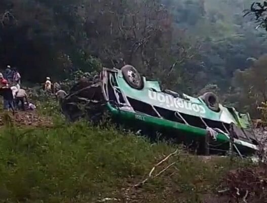 Volcadura de autobús en Veracruz deja 8 muertos y 19 heridos