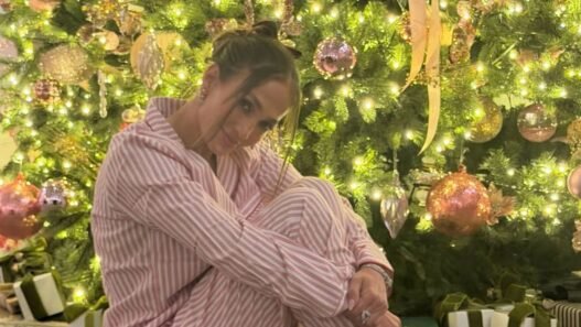 Jennifer Lopez celebra Navidad en casa con look rosa y familiar