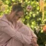 Jennifer Lopez celebra Navidad en casa con look rosa y familiar