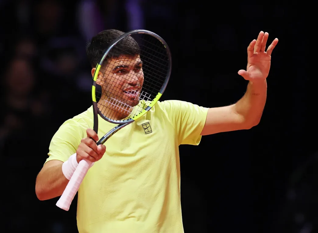 Alcaraz vence a Sinner en Seúl pese al riesgo de la moqueta