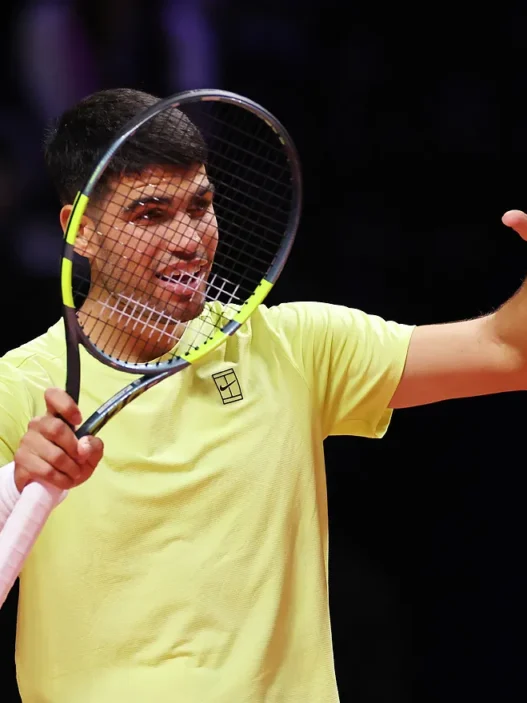 Alcaraz vence a Sinner en Seúl pese al riesgo de la moqueta