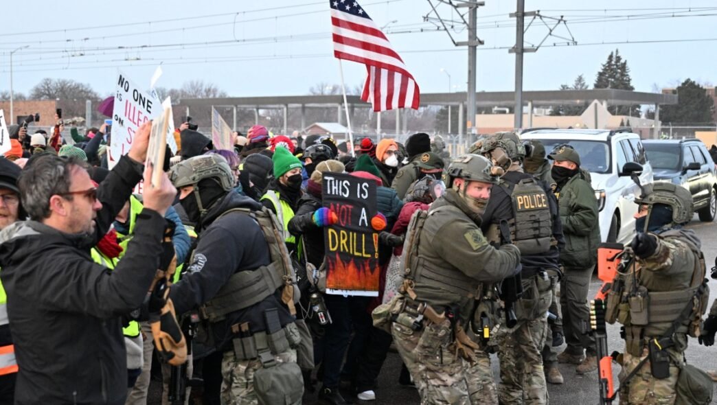 Protestas en EU exigen fin de operativos de ICE tras tiroteos