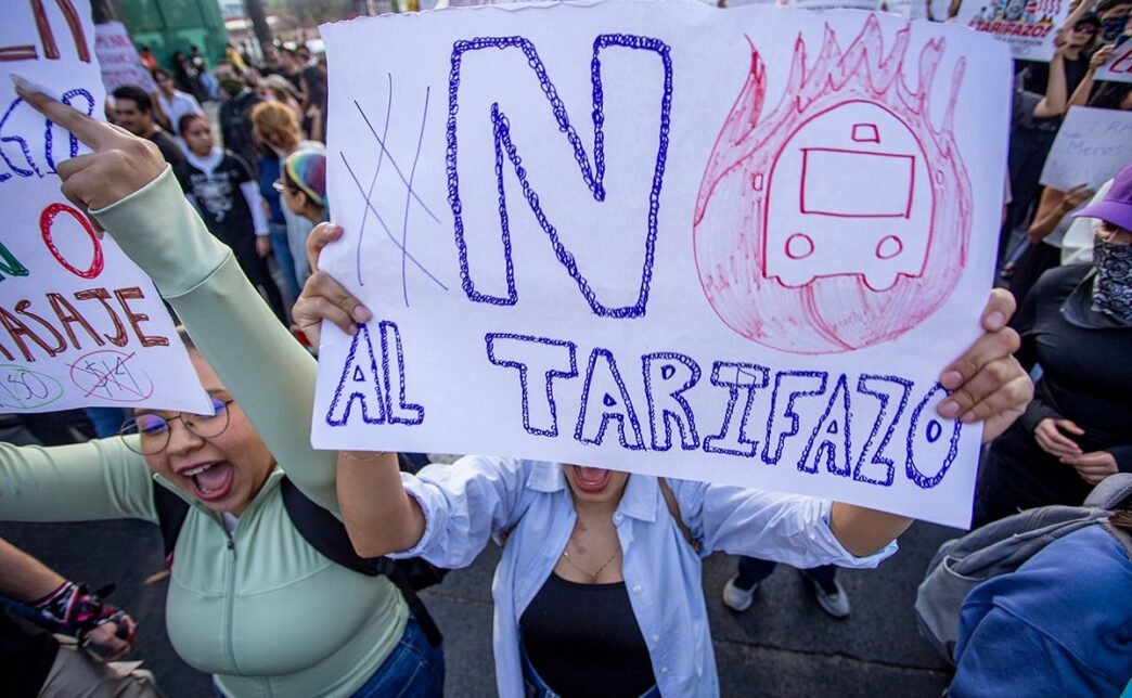 Protesta en Guadalajara por alza al transporte deja cuatro detenidos