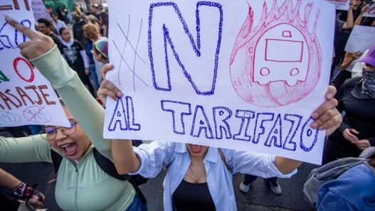 Protesta en Guadalajara por alza al transporte deja cuatro detenidos