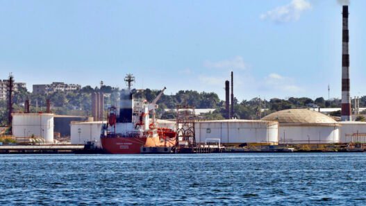 México envía 86 mil barriles de combustible a Cuba por crisis