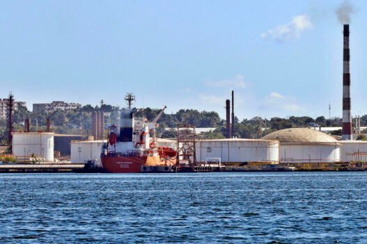 México envía 86 mil barriles de combustible a Cuba por crisis