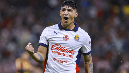 Alan Pulido suena para Rayados tras salir de los planes de Chivas