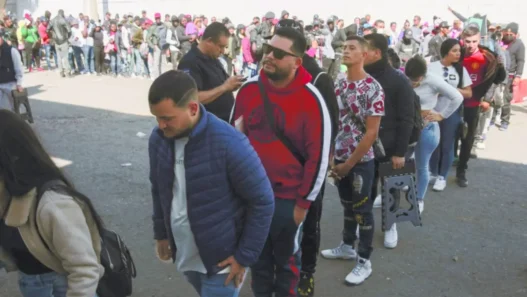 Jueza de EE UU frena fin del TPS para 10,000 migrantes