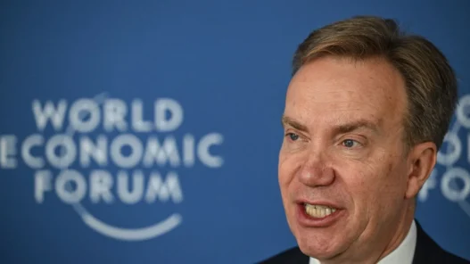 Renuncia presidente del Foro Económico Mundial por lazos con Epstein