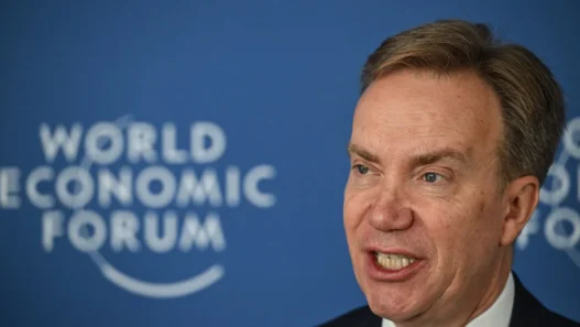 Renuncia presidente del Foro Económico Mundial por lazos con Epstein