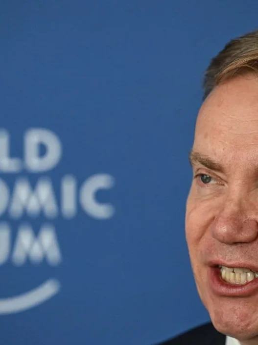Renuncia presidente del Foro Económico Mundial por lazos con Epstein