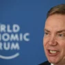 Renuncia presidente del Foro Económico Mundial por lazos con Epstein
