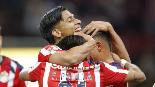 Guadalajara golea 5-0 a León y recupera liderato en Liga MX