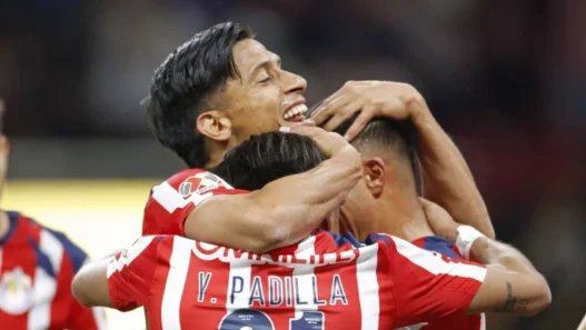 Guadalajara golea 5-0 a León y recupera liderato en Liga MX