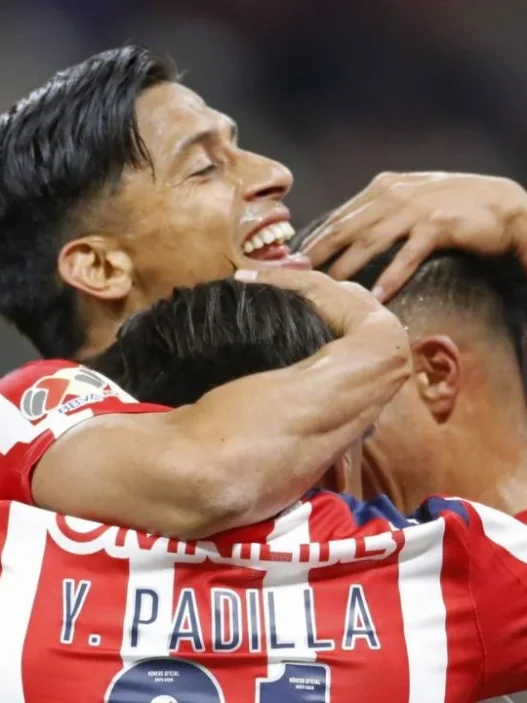 Guadalajara golea 5-0 a León y recupera liderato en Liga MX