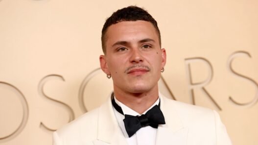 Broches de diamantes marcan tendencia en la moda masculina de los Oscar 2026