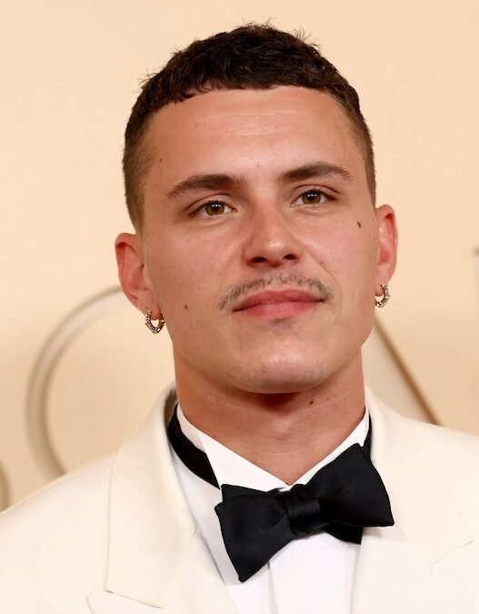 Broches de diamantes marcan tendencia en la moda masculina de los Oscar 2026