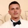Broches de diamantes marcan tendencia en la moda masculina de los Oscar 2026
