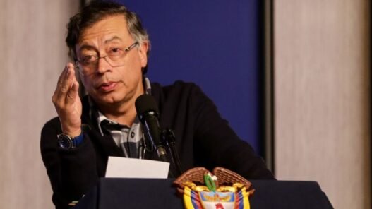 Petro acusa a Ecuador de lanzar bomba; crece tensión fronteriza