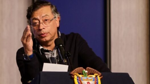 Petro acusa a Ecuador de lanzar bomba; crece tensión fronteriza