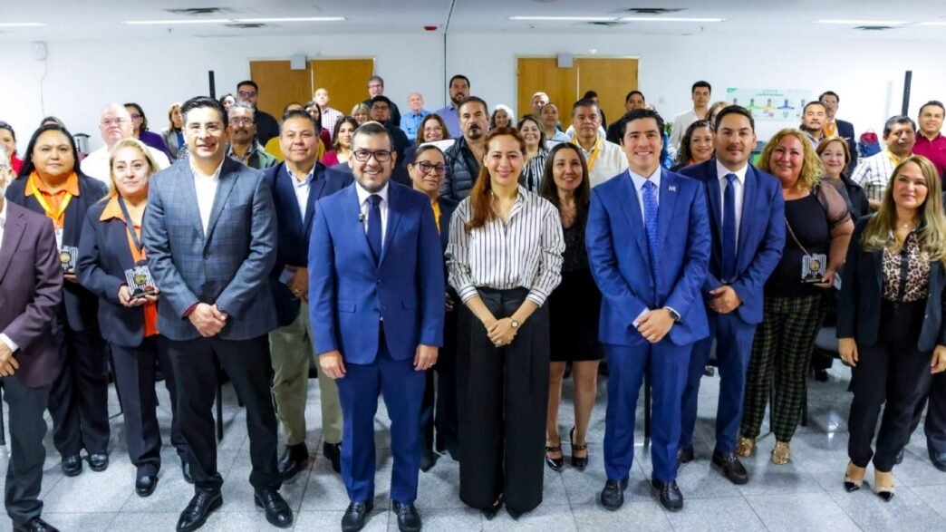 Nuevo León reconoce a 400 servidores públicos por su trayectoria