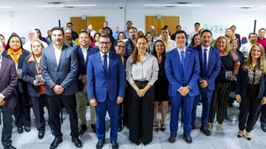 Nuevo León reconoce a 400 servidores públicos por su trayectoria