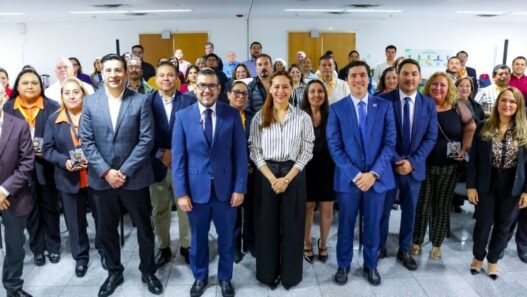 Nuevo León reconoce a 400 servidores públicos por su trayectoria