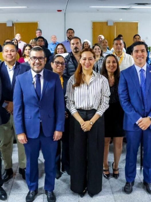 Nuevo León reconoce a 400 servidores públicos por su trayectoria