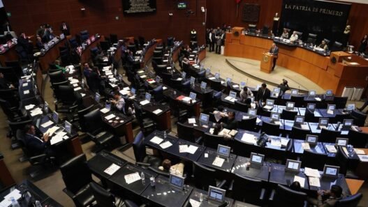 Senado debate eliminar pensiones millonarias a exfuncionarios