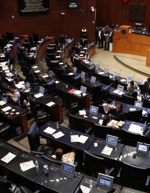 Senado debate eliminar pensiones millonarias a exfuncionarios