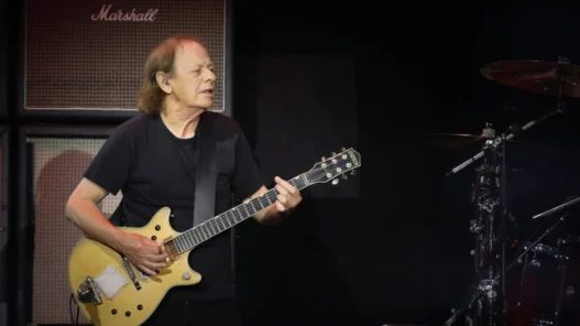 Hospitalizan en Buenos Aires a Stevie Young, guitarrista de AC/DC