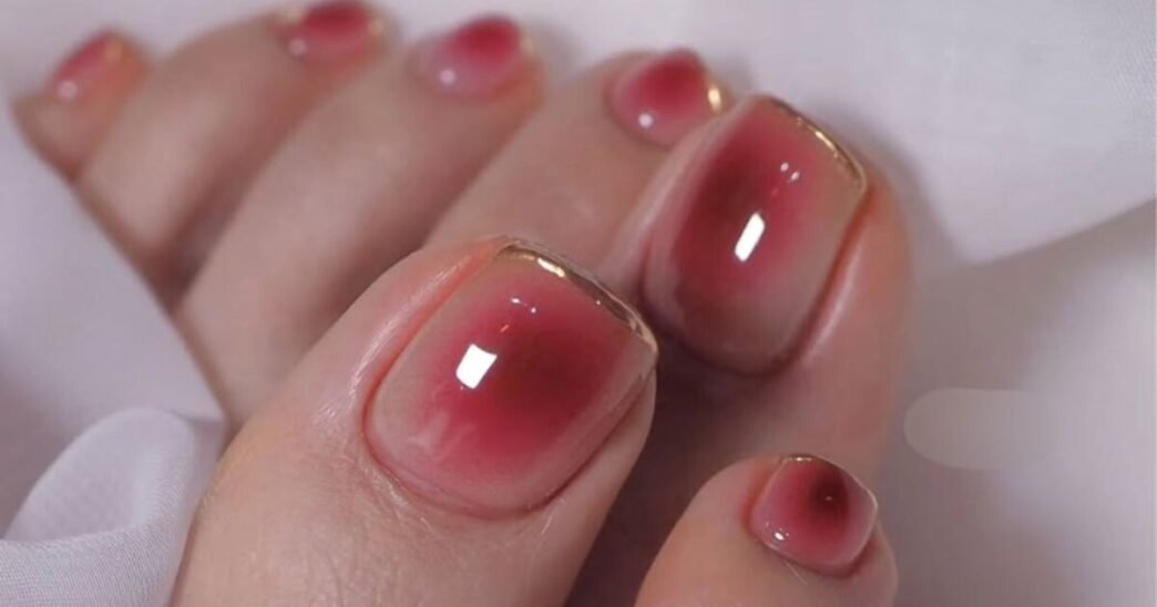 Tendencia: diseños de uñas para pies con efecto aura en abril 2026