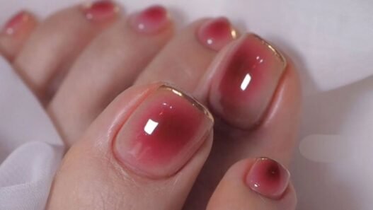 Tendencia: diseños de uñas para pies con efecto aura en abril 2026