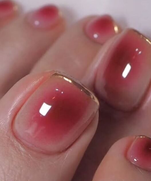 Tendencia: diseños de uñas para pies con efecto aura en abril 2026