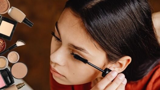 IA revela técnicas de maquillaje para realzar ojos pequeños