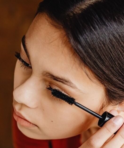 IA revela técnicas de maquillaje para realzar ojos pequeños