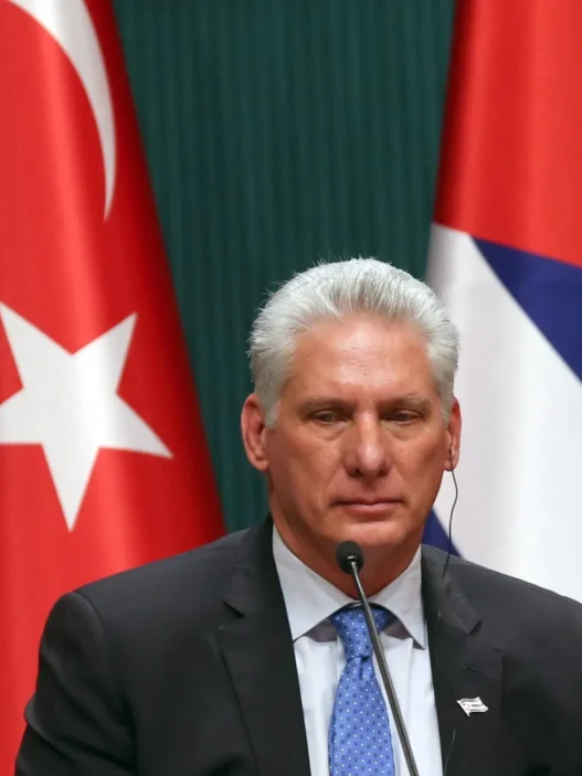 Díaz-Canel rechaza renuncia y defiende soberanía de Cuba