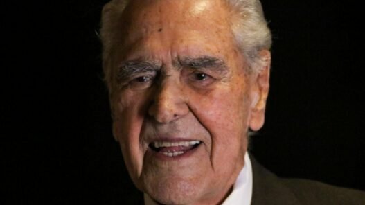 Eric del Castillo se recupera tras cirugía vascular de emergencia