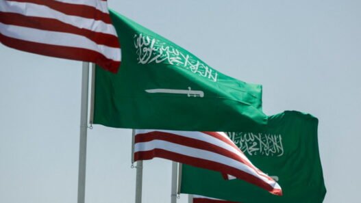 EE UU y Arabia Saudita firman acuerdo nuclear con uranio propio