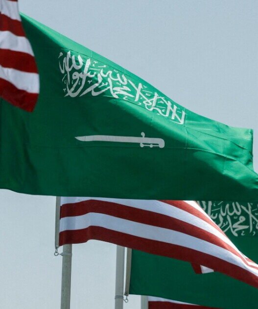 EE UU y Arabia Saudita firman acuerdo nuclear con uranio propio