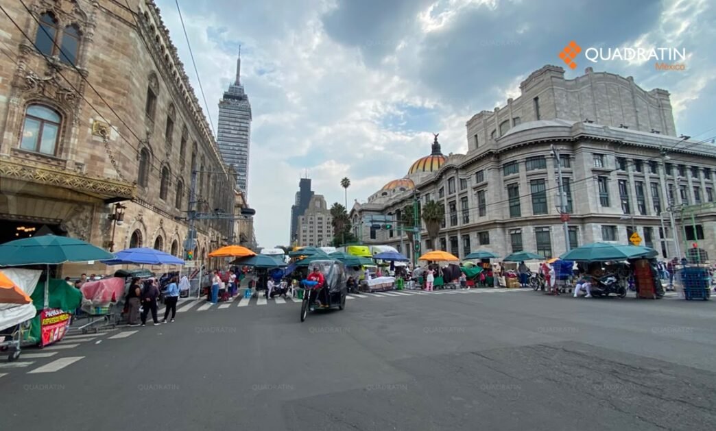 Comerciantes bloquean Eje Central por regulación en Centro Histórico
