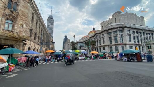 Comerciantes bloquean Eje Central por regulación en Centro Histórico