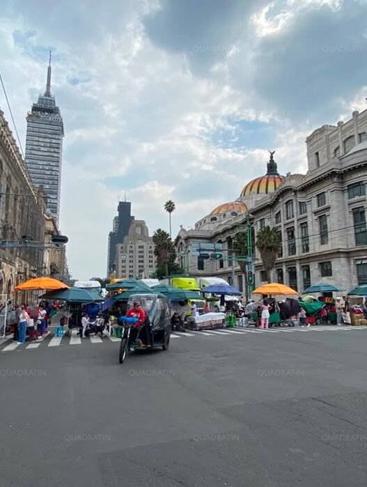 Comerciantes bloquean Eje Central por regulación en Centro Histórico