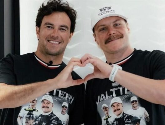 Checo Pérez sorprende a Bottas con regalo en equipo Cadillac