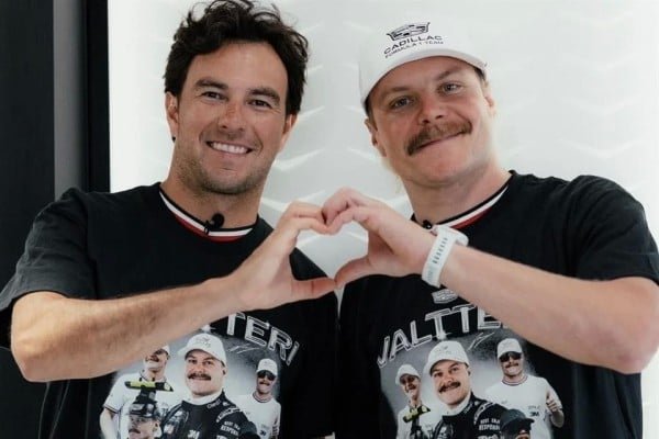 Checo Pérez sorprende a Bottas con regalo en equipo Cadillac
