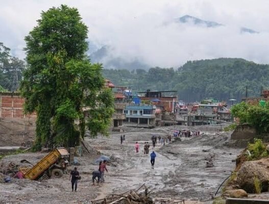 Más de 900 muertos por alud en el Himalaya entre Nepal y China