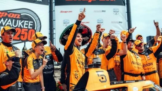 Pato O’Ward gana doble cartelera y hace historia en IndyCar