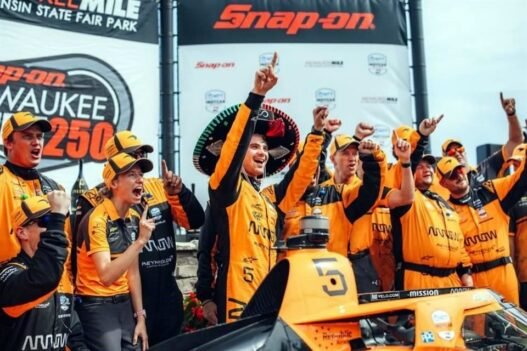 Pato O’Ward gana doble cartelera y hace historia en IndyCar