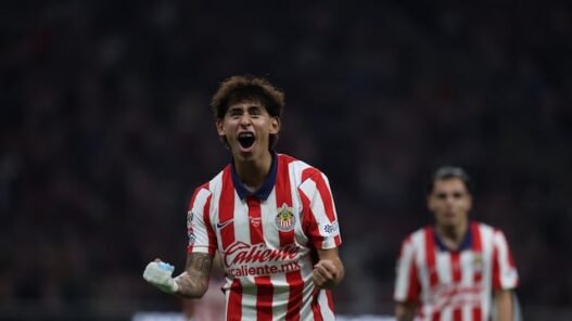 Chivas golea 3-0 a Pumas y sube en la tabla del Apertura 2026